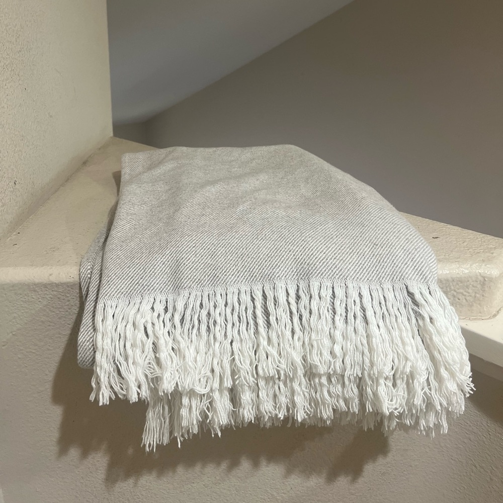 Boll & Branch Throw 85x56 Organic Cotton Blanket White‎ and Gray Plaid Fringe